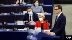 Польшанын премьер-министри Матеуш Моравецки Европарламентте сүйлөп жатат.  19-октябрь, 2021-жыл. 