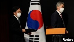 Сунь Кім (ліворуч) поспілкувався з журналістами після зустрічі зі своїм південнокорейським колегою, представником Південної Кореї з ядерних переговорів Но Ґю Дуком у Сеулі