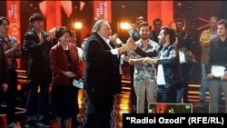 Жерар Депардье вручает приз создателям фильма "Сарбор"