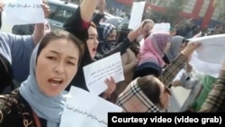 Афганські жінки вийшли на демонстрацію в Кабулі, вимагаючи реалізації права на працю, жовтень 2021 року