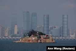 Флаг Тайваня нарисован на островке Шихю напротив Сямыня, прибрежного города в Китае, в поселке Лиюй, Цзиньмэнь, Тайвань, 19 октября 2021 года