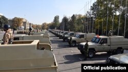 Чек ара кызматына тапшырылган аскердик техникалар. Бишкек, Кыргызстан. 21-октябрь, 2021-жыл.