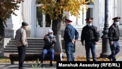 Полицейские патрулируют место, где должен был состояться митинг оппозиции