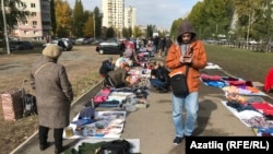 Гагарин урамындагы базарда хатын-кызлар кием сата