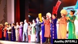 Казанда Түркмөн маданиятынын күндөрүнө барган түрмөн артисттери. 