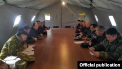 Жеңиш Разаков жана Азим Иброхим баштаган кыргыз-тажик делегацияларынын сүйлөшүүсү. Баткен, Кыргызстан. 14-март, 2019-жыл.