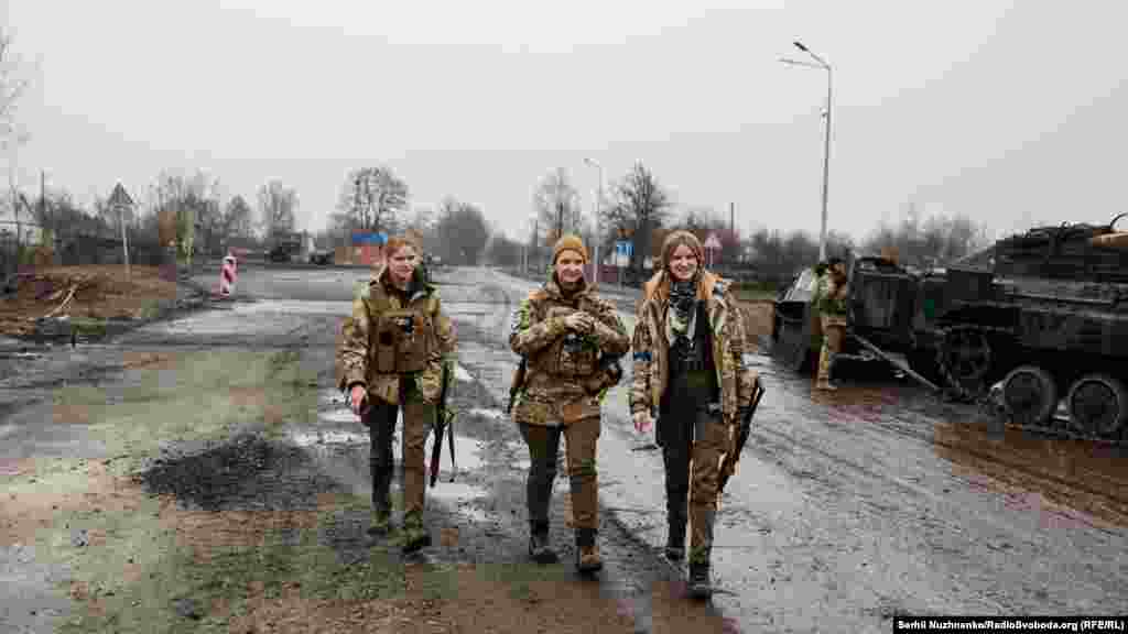 Вооруженные добровольцы из медицинского батальона в Новой Басани
