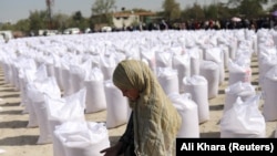 آرشیف - مواد غذایی که برای توزیع به افراد بی بضاعت در یکی از ولایات افغانستان آماده شده است.