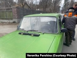 Обстрелянная машина в Буче.