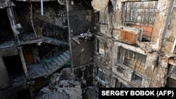 Зруйнований російськими військовими житловий будинок у Харкові, 10 квітня 2022 року. Обстріли міста продовжуються