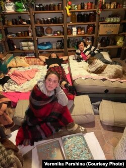 Вероника Першина в подвале дома в Буче в начале войны.