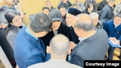 Гайрат Дустов соттук отурумда адвокаттары менен. 3-январь, 2025-жыл.