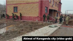 На кадре из видео — работники чрезвычайной службы проводят откачку воды на месте подтопления. Караганда, 6 апреля 2022 года 