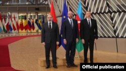 Նիկոլ Փաշինյանը, Շառլ Միշելը, Իլհամ Ալիևը բրյուսելյան բանակցություններից առաջ, 6-ը ապրիլի, 2022թ․