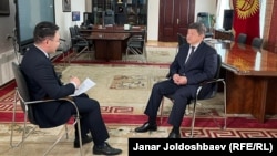 Акылбек Жапаровдун "Азаттыкка" маек берип жатканы учуру, 8-апрель, 2022-жыл.
