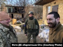 Юріс Юраш (у центрі) із побратимами