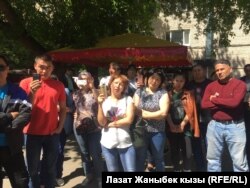 Маянасын күткөн мигранттар.