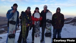 Мэтью Пушел в компании кыргызстанских сноубордистов. 