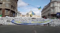 Բարիկադներ՝ Օդեսայի օպերային թատրոնի մոտ