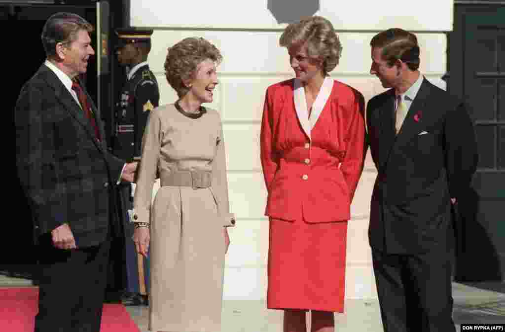 Президент США Рональд Рейган із дружиною приймають у Білому домі 9 листопада 1985 року принцесу Діану та її чоловіка принца Чарльза.