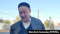 Белсенділер "саяси тұтқын" Кенжебек Әбішевті үйінде қарсы алып тұр. Үмбетәлі Кәрібаев ауылы, 13 қазан 2021 жыл.