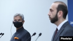 Главы МИД Армении и Индии - Арарат Мирзоян (справа) и Субраманиам Джайшанкар на совместной пресс-конференции в Ереване, 13 октября 2021 г.