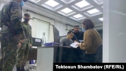 Равшан Жээнбеков парламенттик шайлоого бир мандаттуу округдан катышуу үчүн арызын БШКга тапшырууда. Бишкек. 12-сентябрь, 2021-жыл.