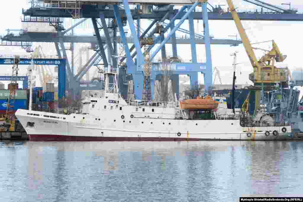 На сусідньому причалі стоїть судно &laquo;Іскатєль&raquo; &ndash; воно належить Причорноморському державному регіональному геологічному підприємству. В 2017 році під час експедиції на цьому судні виявили 40 мільярдів кубометрів природного газу на шельфі Чорного моря в Одеській області