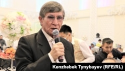 Zhasaral Quanyshalin speaks at the funeral of dissident poet Aron Atabek, who was released after 15 years in prison and died of COVID-19 in Almaty in November 2021.