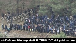 Беларус-Польша чек арасында Кужница бекетине жакын жерде топтолгон мигранттар. 8-ноябрь, 2021-жыл. 