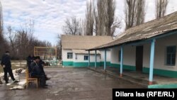 Bauyržan Orazowyň maşgalasy merhumlary jaýlamaga taýynlanýarlar. Türkestan oblastynyň Ulgili obasy, 2021-nji ýylyň 23-nji noýabry.