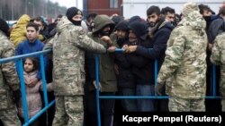 Беларустун чек арачылары мигранттарды кармап турган учур.