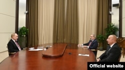 Հայաստանի վարչապետ Նիկոլ Փաշինյանը, Ռուսաստանի նախագահ Վլադիմիր Պուտինը և Ադրբեջանի նախագահ Իլհամ Ալիևը հանդիպում են Սոչիում, 26-ը նոյեմբերի, 2021թ.