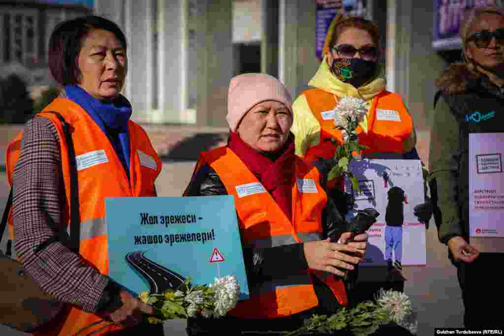 Бишкекте 21-ноябрда жол кырсыктарынын курмандыктарын эскерүү күнүнө карата акция өттү. Бул жолку акция &quot;Жөө жүргүнчүлөрдүн коопсуз өткөөлү&quot; деген кампаниянын алдында уюштурулду.&nbsp;