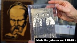 Мовою документів, фотографій, особистих речей виставка розповідає родинні історії тих, хто пережив голод, зокрема, дніпровських дисидентів