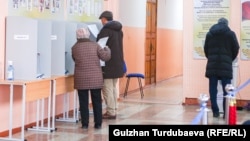 Бишкектеги добушканалардын бириндеги шайлоо учуру. 28-ноябрь, 2021-жыл.