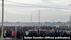 Ак-Ордо жашоочуларынын президент Жапаров менен жолугушуусу. Архивдик сүрөт