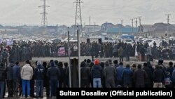 Ак-Ордо жаңы конушундагы кызыл китеби жок жер тилке ээлери президент Садыр Жапаров менен жолугушууда. Бишкек. 22-ноябрь, 2021-жыл.