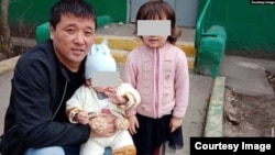 Эсен Апсаматов балдары менен.