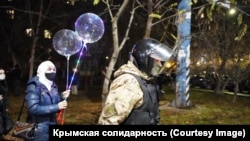 Rusiye quvetçileri noyabrniñ 23-nde Aqmescitteki vaqtınca tutuv izolâtorınıñ binasına 12 kün memuriy apiste qalğan advokat Edem Semedlâyevni qarşılamağa kelgen faallerni tuttı