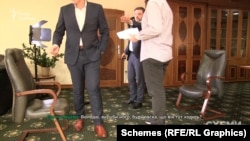 Євген Мецгер віддає наказ своєму підлеглому