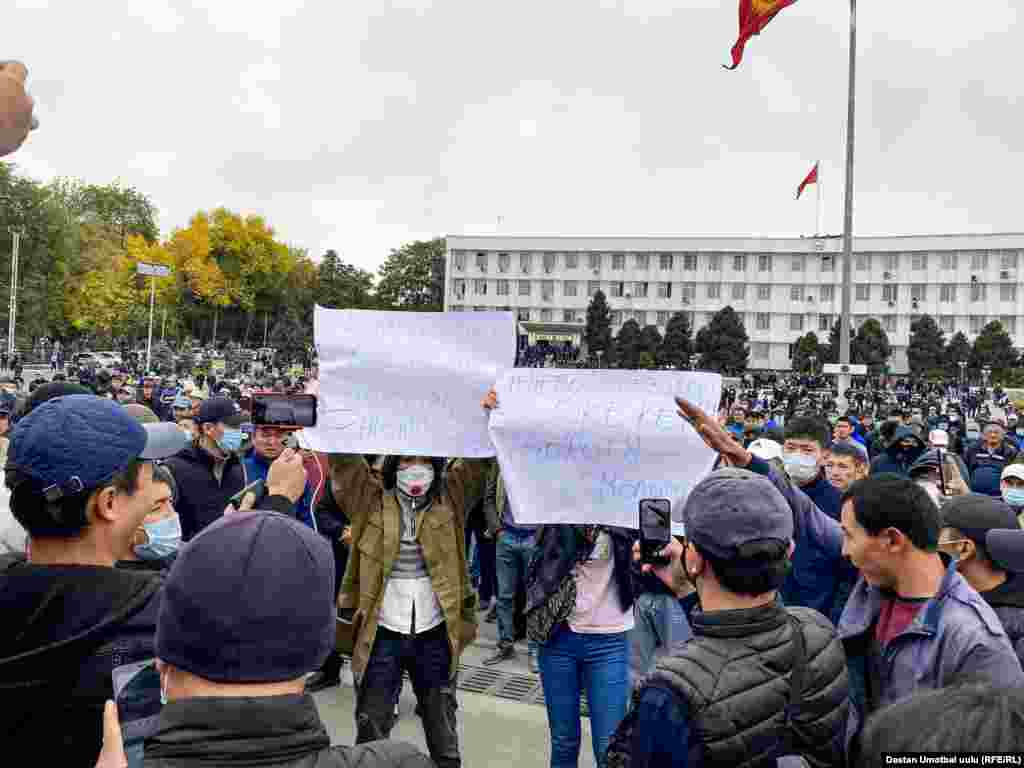 Митингге чыккан кыздар. 12:33, 6-октябрь, 2020-жыл.​ &nbsp; 