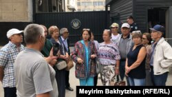 Мирболат Мырзатайұлын жақтаушылар Алматы қалалық полиция департаменті маңында тұр. 3 қыркүйек 2025 жыл.