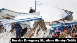 Під снігом можуть залишатися люди