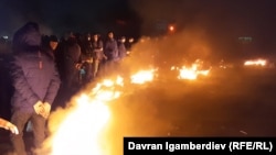 Перекрывшие дорогу жители жилых массивов «Ак-Жар» и «Ак-Бата». 15 декабря 2020 года. 