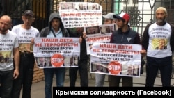 Активисттер Жогорку соттун алдына "Хизб ут-Тахрир" уюмунун мүчөсү деп соттолгондорду колдоп чыгышты. Москва, 11-июль, 2019-жыл.