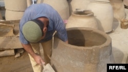 Тандыр, в котором пекут разные мучные изделия. Иллюстративное фото