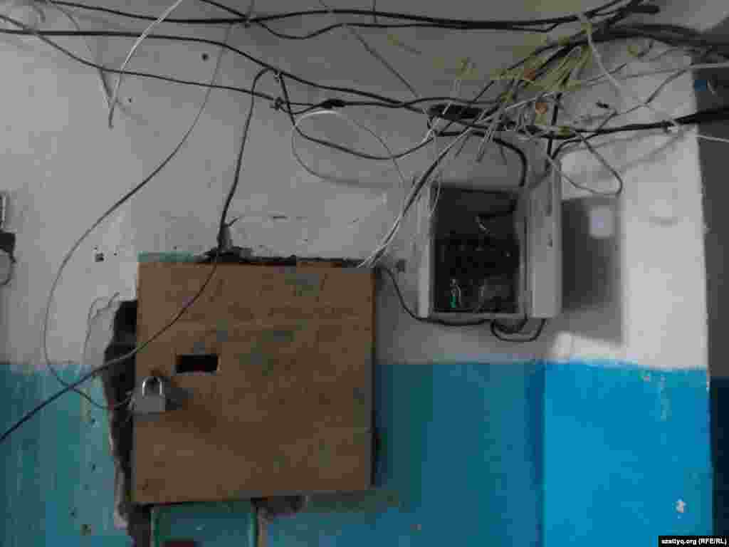 Электрощит в коридоре общежития.