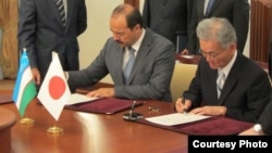 Ўзбекистон Бош вазири ўринбосари Абдулла Орипов (чапда) Япониянинг Тошкентдаги элчиси Ёсихиса Курода билан ҳамкорлик келишуви имзолаш маросимида. 25 июл¸ 2012 йил