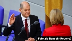 Новообраний канцлер Німеччини Олаф Шольц складає присягу перед німецьким парламентом. Бундестаг, Берлін. 8 грудня 2021 року